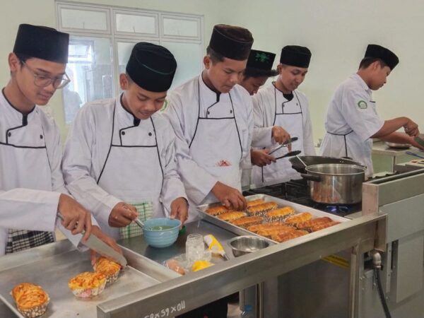 Praktik Pembuatan Sweet Bread oleh Siswa-Siswi Kelas XI Kuliner di Laboratorium Kuliner